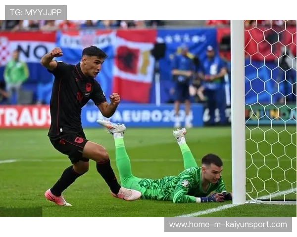 浙江队托利奇中路摆脱后分边，边路下底传中直找后点